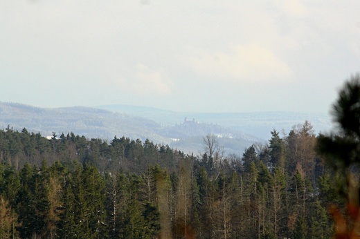 Výhled na Kašperk dalekohledem v zimě